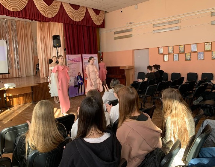 4 марта студенческий театр моды Института пищевых технологий и дизайна стал гостями гимназии №7 и школы №5 города Кстово.