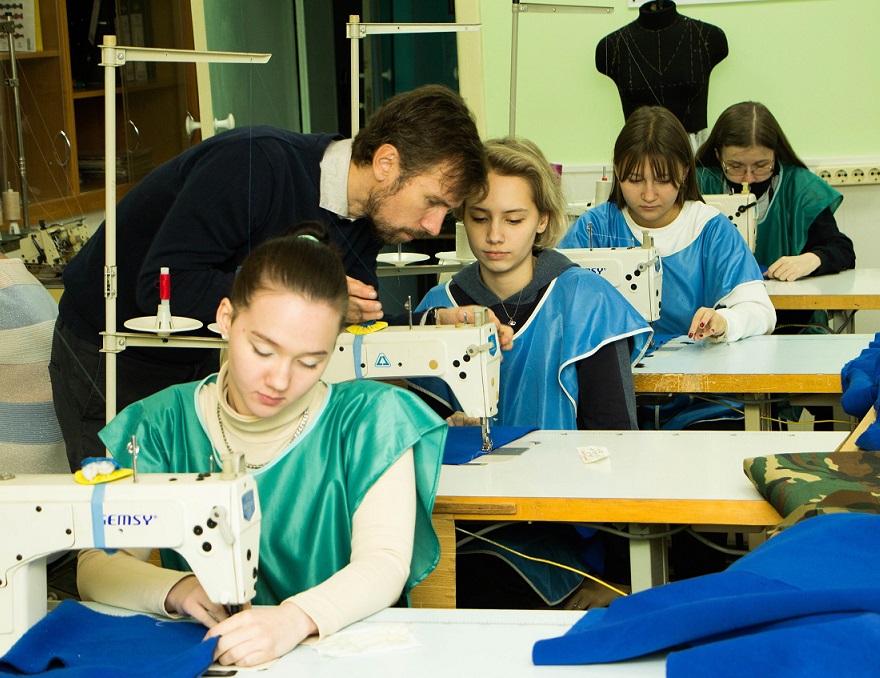 Нижегородская область присоединилась к акции «Мы рядом»Студенты колледжей по всей стране шьют одежду для военнослужащих.