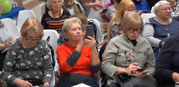 Пенсионеры учатся использованию искусственного интеллекта в соседских центрах Нижнего Новгорода Пенсионеры учатся использованию искусственного интеллекта в соседских центрах Нижнего Новгорода