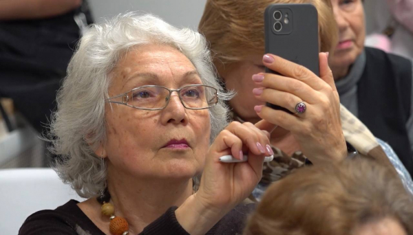 Пенсионеры учатся использованию искусственного интеллекта в соседских центрах Нижнего Новгорода Пенсионеры учатся использованию искусственного интеллекта в соседских центрах Нижнего Новгорода