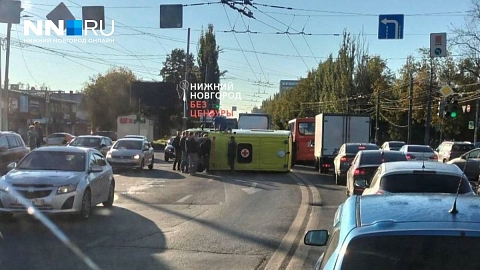 Скорая опрокинулась на Сормовском шоссе в Нижнем: движение парализовано Скорая опрокинулась на Сормовском шоссе в Нижнем: движение парализовано