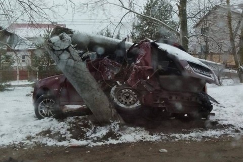 Легковушку придавило столбом после ДТП в Нижнем Новгороде Легковушку придавило столбом после ДТП в Нижнем Новгороде