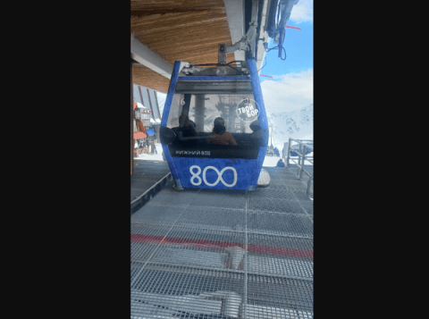 Кабинки нижегородской канатки перевозят пассажиров на Эльбрусе