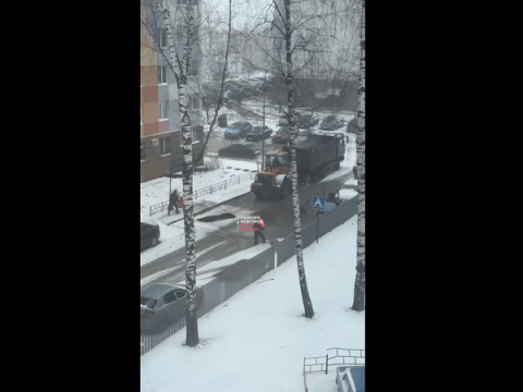 Асфальт уложили во время сильного снегопада в Нижнем Новгороде Асфальт уложили во время сильного снегопада в Нижнем Новгороде