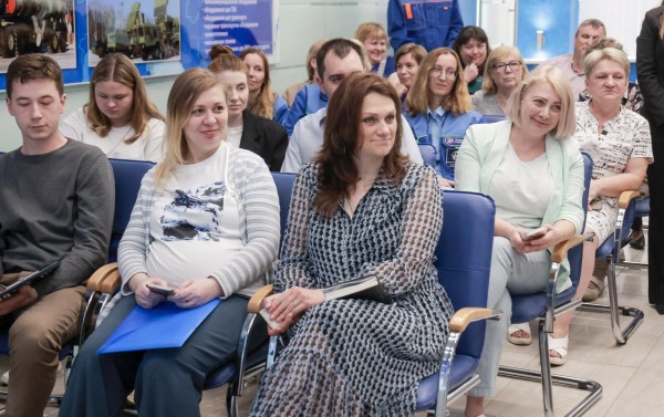 Глава Нижнего Новгорода Юрий Шалабаев встретился с сотрудниками Нижегородского завода 70-летия Победы Глава Нижнего Новгорода Юрий Шалабаев встретился с сотрудниками Нижегородского завода 70-летия Победы