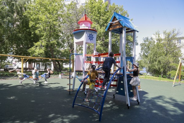 Во дворе на набережной Федоровского установили детский городок, а в школе №19 отремонтировали спортивную площадку по проекту «Вам решать!» Во дворе на набережной Федоровского установили детский городок, а в школе №19 отремонтировали спортивную площадку по проекту «Вам решать!»