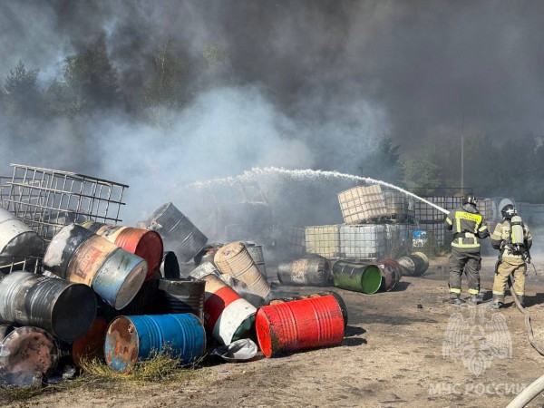 Опубликованы фото с места пожара на бывшем химзаводе "Заря" в Дзержинске Опубликованы фото с места пожара на бывшем химзаводе "Заря" в Дзержинске