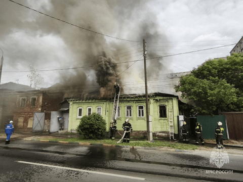 Пожар на крыше дома на Интернациональной в Нижнем Новгороде потушен Пожар на крыше дома на Интернациональной в Нижнем Новгороде потушен