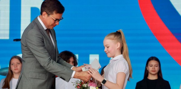 Глава Нижнего Новгорода Юрий Шалабаев вручил паспорта юным нижегородцам на площади Минина и Пожарского Глава Нижнего Новгорода Юрий Шалабаев вручил паспорта юным нижегородцам на площади Минина и Пожарского