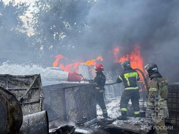 Опубликованы фото с места пожара на бывшем химзаводе "Заря" в Дзержинске Опубликованы фото с места пожара на бывшем химзаводе "Заря" в Дзержинске