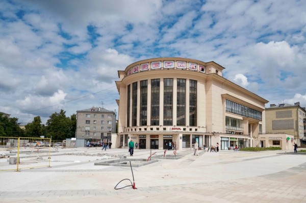 Юрий Шалабаев вместе с жителями проверил, как идет благоустройство пространств на улице Веденяпина и у Автозаводского универмага Юрий Шалабаев вместе с жителями проверил, как идет благоустройство пространств на улице Веденяпина и у Автозаводского универмага