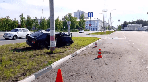 Четыре человека получили травмы при наезде машины на столб в Дзержинске Четыре человека получили травмы при наезде машины на столб в Дзержинске