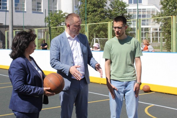 Во дворе на набережной Федоровского установили детский городок, а в школе №19 отремонтировали спортивную площадку по проекту «Вам решать!» Во дворе на набережной Федоровского установили детский городок, а в школе №19 отремонтировали спортивную площадку по проекту «Вам решать!»