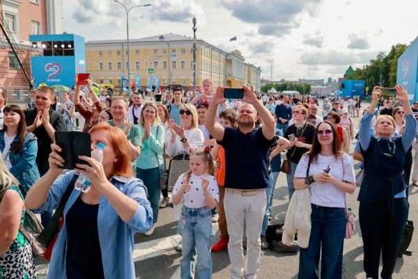 Глава Нижнего Новгорода Юрий Шалабаев вручил паспорта юным нижегородцам на площади Минина и Пожарского Глава Нижнего Новгорода Юрий Шалабаев вручил паспорта юным нижегородцам на площади Минина и Пожарского