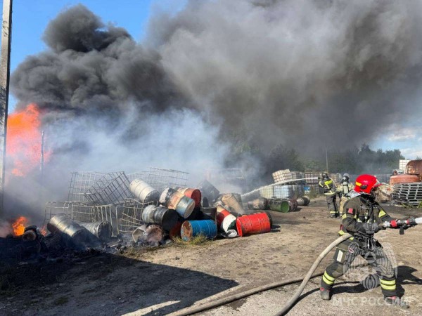 Опубликованы фото с места пожара на бывшем химзаводе "Заря" в Дзержинске Опубликованы фото с места пожара на бывшем химзаводе "Заря" в Дзержинске