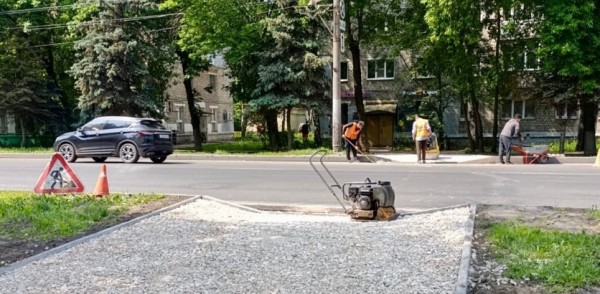 Завершается устройство пешеходного перехода у дома 32 по ул.Героя Рябцева