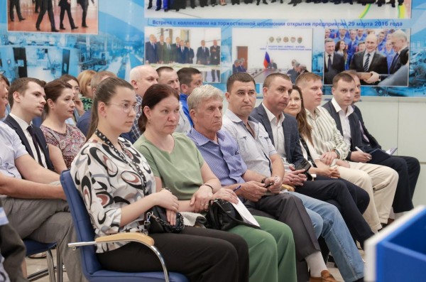 Глава Нижнего Новгорода Юрий Шалабаев встретился с сотрудниками Нижегородского завода 70-летия Победы Глава Нижнего Новгорода Юрий Шалабаев встретился с сотрудниками Нижегородского завода 70-летия Победы