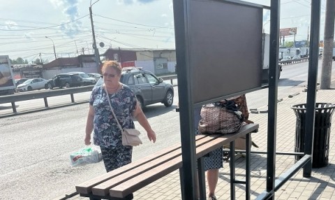 «Барную стойку» вместо лавочки установили на остановке в Нижнем Новгороде