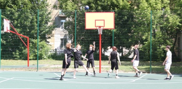 Две многофункциональные спортивные площадки при школе №66 и гимназии №67 появились по проекту «Вам решать!» в Московском районе