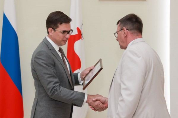 Юрий Шалабаев вручил педагогам Чкаловскую премию и гранты за лучшую программу развития Юрий Шалабаев вручил педагогам Чкаловскую премию и гранты за лучшую программу развития