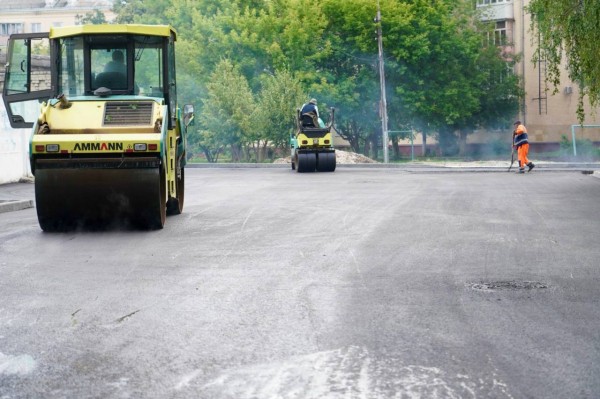 Юрий Шалабаев вместе с жителями проверил, как идет благоустройство пространств на улице Веденяпина и у Автозаводского универмага Юрий Шалабаев вместе с жителями проверил, как идет благоустройство пространств на улице Веденяпина и у Автозаводского универмага