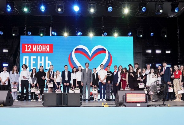 Глава Нижнего Новгорода Юрий Шалабаев вручил паспорта юным нижегородцам на площади Минина и Пожарского Глава Нижнего Новгорода Юрий Шалабаев вручил паспорта юным нижегородцам на площади Минина и Пожарского