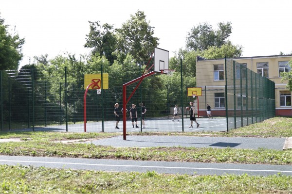 Две многофункциональные спортивные площадки при школе №66 и гимназии №67 появились по проекту «Вам решать!» в Московском районе