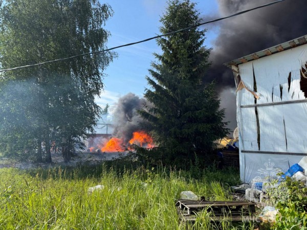 Опубликованы фото с места пожара на бывшем химзаводе "Заря" в Дзержинске Опубликованы фото с места пожара на бывшем химзаводе "Заря" в Дзержинске