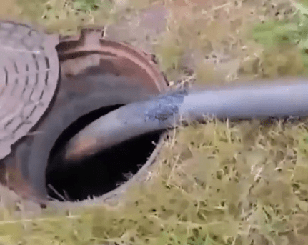 «Черного» ассенизатора застали за сливом стоков в Нижнем Новгороде «Черного» ассенизатора застали за сливом стоков в Нижнем Новгороде