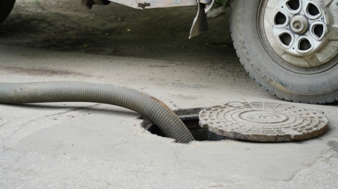 Очередного «черного» ассенизатора поймали во время слива нечистот в Канавине