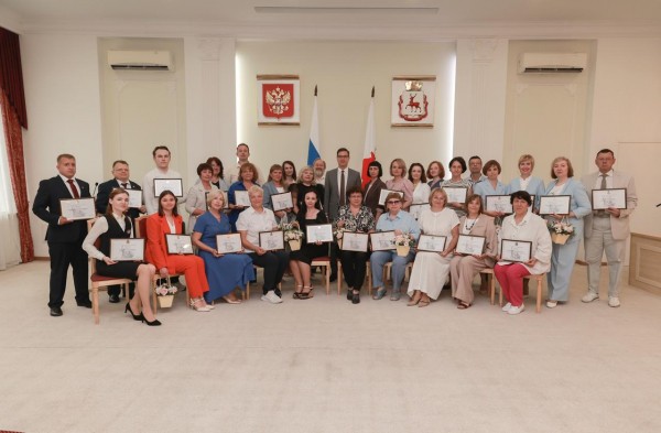 Юрий Шалабаев вручил педагогам Чкаловскую премию и гранты за лучшую программу развития Юрий Шалабаев вручил педагогам Чкаловскую премию и гранты за лучшую программу развития