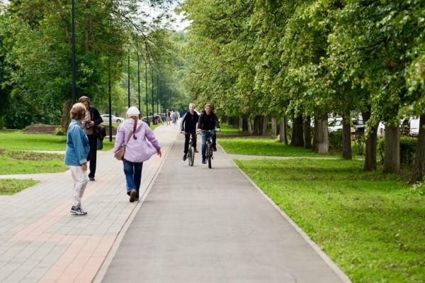 Юрий Шалабаев вместе с жителями проверил, как идет благоустройство пространств на улице Веденяпина и у Автозаводского универмага Юрий Шалабаев вместе с жителями проверил, как идет благоустройство пространств на улице Веденяпина и у Автозаводского универмага