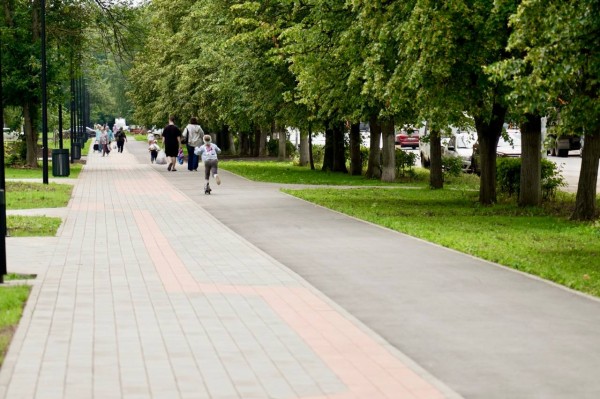 Юрий Шалабаев вместе с жителями проверил, как идет благоустройство пространств на улице Веденяпина и у Автозаводского универмага Юрий Шалабаев вместе с жителями проверил, как идет благоустройство пространств на улице Веденяпина и у Автозаводского универмага