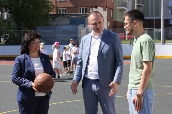 Во дворе на набережной Федоровского установили детский городок, а в школе №19 отремонтировали спортивную площадку по проекту «Вам решать!» Во дворе на набережной Федоровского установили детский городок, а в школе №19 отремонтировали спортивную площадку по проекту «Вам решать!»