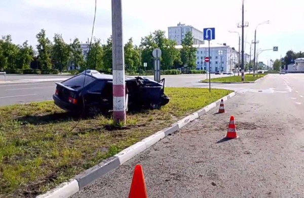 Четыре человека пострадали, влетев на машине в столб в Дзержинске Четыре человека пострадали, влетев на машине в столб в Дзержинске