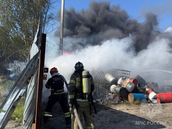 Опубликованы фото с места пожара на бывшем химзаводе "Заря" в Дзержинске Опубликованы фото с места пожара на бывшем химзаводе "Заря" в Дзержинске