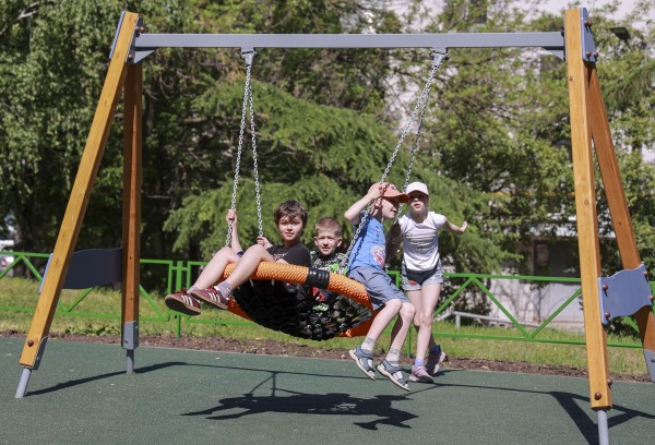 Во дворе на набережной Федоровского установили детский городок, а в школе №19 отремонтировали спортивную площадку по проекту «Вам решать!» Во дворе на набережной Федоровского установили детский городок, а в школе №19 отремонтировали спортивную площадку по проекту «Вам решать!»