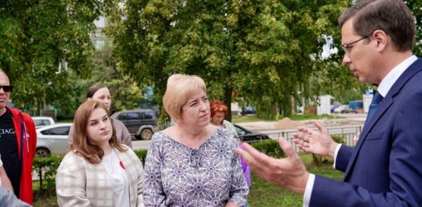 Юрий Шалабаев вместе с жителями проверил, как идет благоустройство пространств на улице Веденяпина и у Автозаводского универмага Юрий Шалабаев вместе с жителями проверил, как идет благоустройство пространств на улице Веденяпина и у Автозаводского универмага