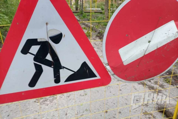 Участок дороги провалился на улице Строителей в Дзержинске Участок дороги провалился на улице Строителей в Дзержинске