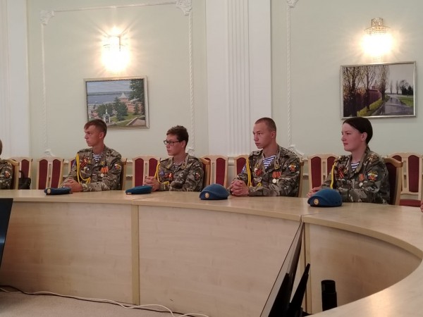 Благодарности главы города за активное участие в Международном фестивале «Путь дружбы» вручили 12 воспитанникам Центра военно-патриотического воспитания