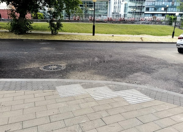 Тактильная плитка и удобные съезды: в Нижнем Новгороде ремонтируются дороги с учетом доступной среды по нацпроекту «Инфраструктура для жизни»