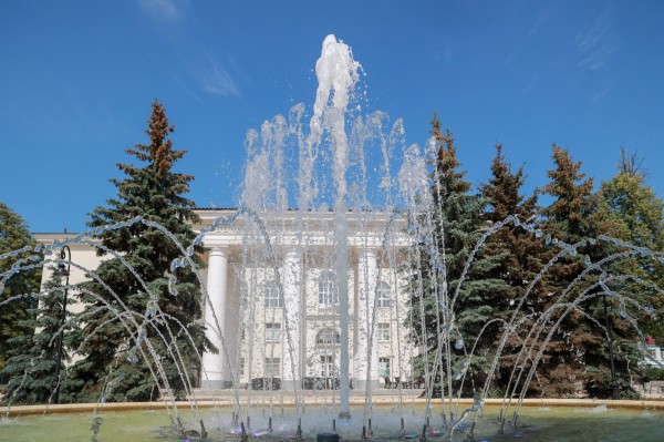 Пробный пуск нового фонтана прошел в сквере у ДК имени Серго Орджоникидзе Пробный пуск нового фонтана прошел в сквере у ДК имени Серго Орджоникидзе