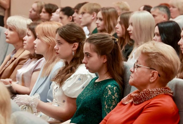 730 нижегородских выпускников окончили школу на «отлично», «стобалльниками» по результатам ЕГЭ стали больше 60 человек, 200-балльниками трое 730 нижегородских выпускников окончили школу на «отлично», «стобалльниками» по результатам ЕГЭ стали больше 60 человек, 200-балльниками трое