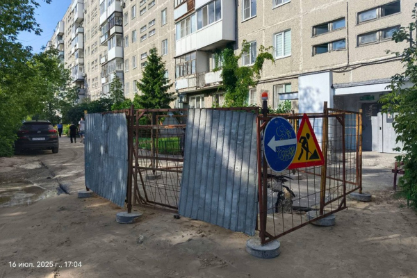 Аварийные бригады устраняют провал на улице Строителей в Дзержинске Аварийные бригады устраняют провал на улице Строителей в Дзержинске