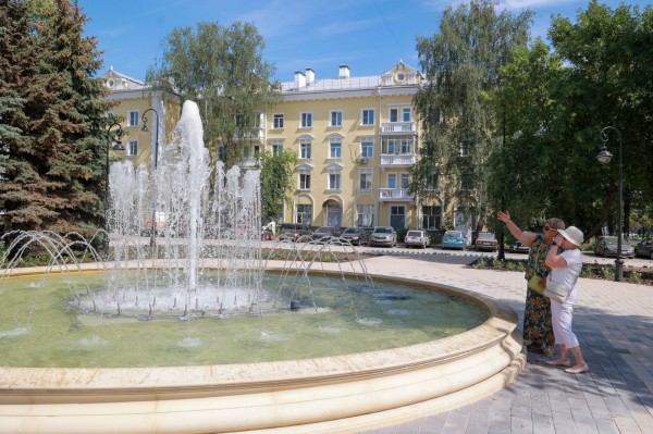 Пробный пуск нового фонтана прошел в сквере у ДК имени Серго Орджоникидзе Пробный пуск нового фонтана прошел в сквере у ДК имени Серго Орджоникидзе