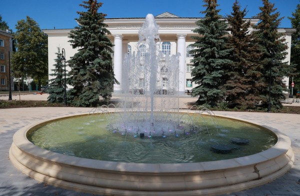 Пробный пуск нового фонтана прошел в сквере у ДК имени Серго Орджоникидзе Пробный пуск нового фонтана прошел в сквере у ДК имени Серго Орджоникидзе