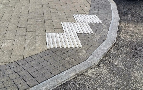 Тактильная плитка и удобные съезды: в Нижнем Новгороде ремонтируются дороги с учетом доступной среды по нацпроекту «Инфраструктура для жизни»