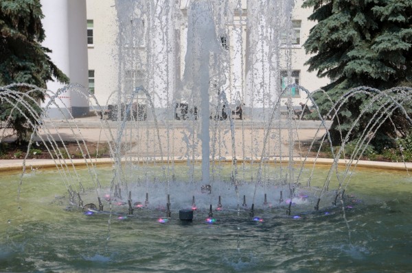 Пробный пуск нового фонтана прошел в сквере у ДК имени Серго Орджоникидзе Пробный пуск нового фонтана прошел в сквере у ДК имени Серго Орджоникидзе