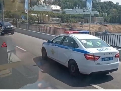 Двойное ДТП спровоцировало огромную пробку на Канавинском мосту Двойное ДТП спровоцировало огромную пробку на Канавинском мосту