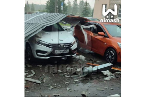 Ураган в Шаранге снес крышу больницы и повредил автомобили